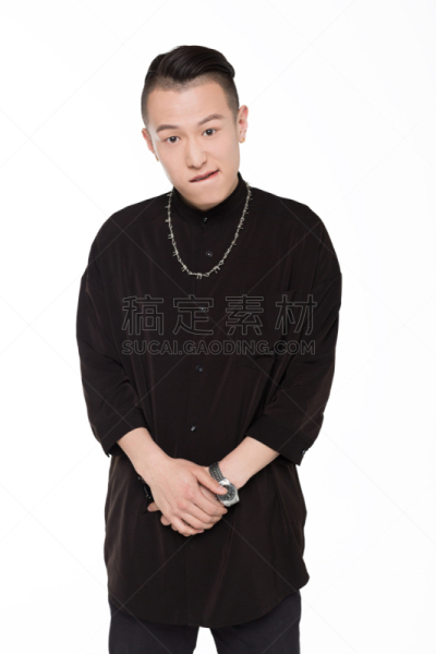 注视镜头,男人,酷,垂直画幅,智慧,仅男人,仅成年人,咬唇,青年人,信心