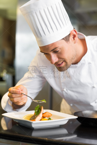 装饰菜,厨房,食品,男性,厨师帽,准备食物,商业厨房,找工作,汤匙,拿着