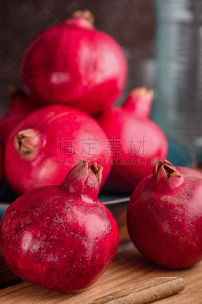熟的,石榴,背景,盘子,乡村风格,两个物体,木制,饮料,横截面,部分