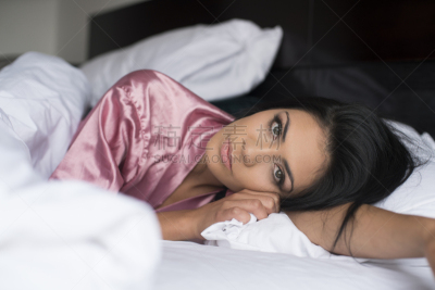 女人,舒服,肖像,一个人,床,仅一个青年女人,面部表情,住宅内部,休闲活动,人的脸部