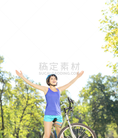幸福,女性,飙摩托车者,注视镜头,垂直画幅,休闲活动,高视角,仅成年人,运动头盔,青年人