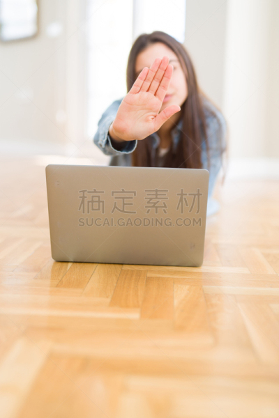使用手提电脑,信心,做手势,认真的,手掌,面部表情,青年女人,自然美,躺,自卫
