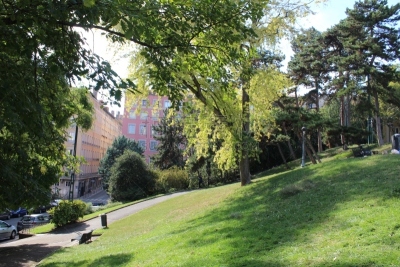 L'un des quartiers mytrhiques de Lyon : ses pentes, ses traboules, le théâtre antique, l'histoire des Canuts et de Jacquard, l'invention du métier à Tisses, les Traboules et une architecture unique