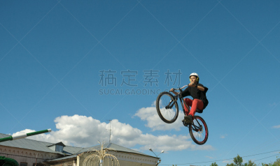极限自行车,青年男人,选拔赛,动作影片,单车裤,仅一个少男,飙摩托车者,自行车头盔,天空,青少年