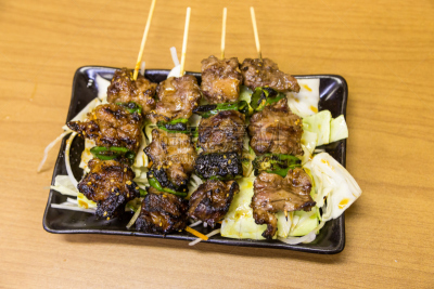 日式烧鸡,日本,煎鸡肉,酒屋,格子烤肉,传统,食品,酱汁,餐具,餐馆