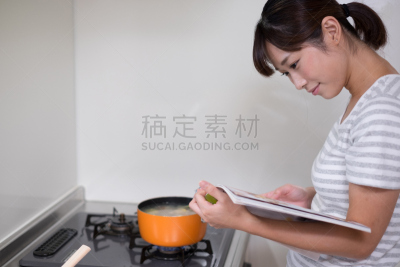 书,家庭妇女,半身像,煮食,水平画幅,配方,家庭生活,锅,仅成年人,家务