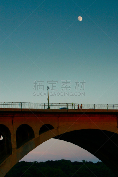 月亮,key bridge,垂直画幅,水,天空,美国中大西洋地区,波托马克河,行人,夏天,海滩