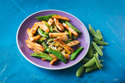 炒菜锅,蔬菜,鸡,米粉,甜碗豆,细面条,芝麻,酸味,辣椒,大豆