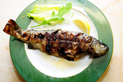 格子烤肉,鳟鱼,盘子,上菜,高视角,海鲷,海产,西红柿,地中海美食,柠檬