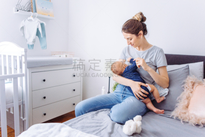 母亲,可爱的,中年女人,独生子女家庭,2到5个月,家庭,30岁到34岁,床,女人,住宅内部