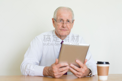领导能力,书桌,商务,认真的,药丸,正面视角,智慧,一次性杯子,男商人,经理