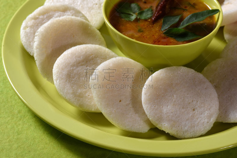黑绿豆米饼,盘子,碗,水鹿,绿色背景,印度糕,泰米尔纳德邦,胡荽籽,酸辣酱,卡纳塔克邦