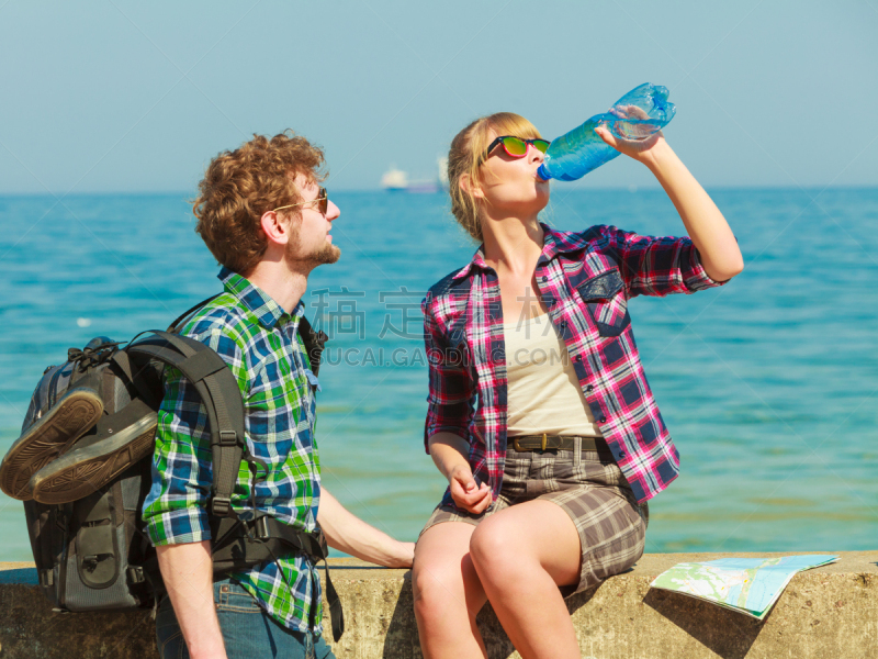 徒步旅行,伴侣,海滩,自然,女人,水平画幅,旅行者,夏天,户外,海洋