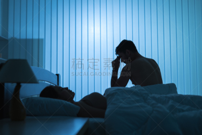 夜晚,床,女人,男人,暗色,情绪压力,痛苦,公寓,虚弱