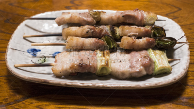 日式烧鸡,鸡肉,串肉签,小洋葱,酒屋,餐具,格子烤肉,葱,水平画幅,无人