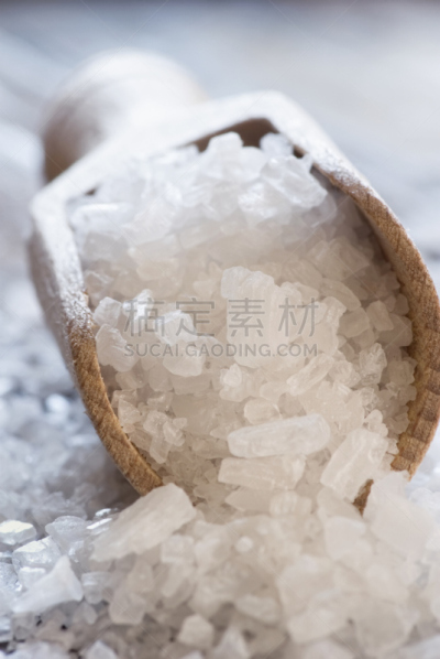食盐,垂直画幅,矿物质,褐色,木制,无人,石盐,喜马拉雅盐,浴盐,碾碎了的