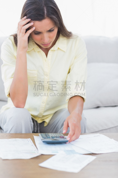 女人,金融,压力,垂直画幅,正面视角,情绪压力,家庭生活,仅成年人,居住区,长发