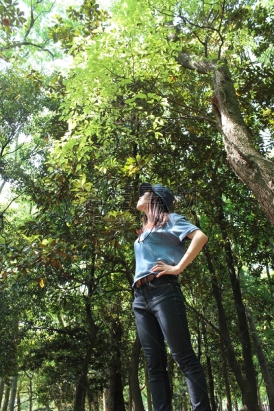 青年女人,森林,垂直画幅,公园,枝繁叶茂,健康,夏天,户外,沃金市,仅成年人