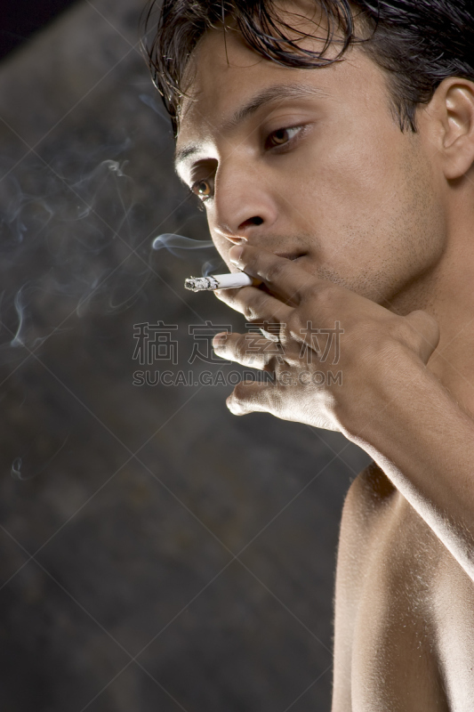 男人,垂直画幅,脸颊,努力,人类肌肉,人群,烟,阶调图片,香烟,彩色图片