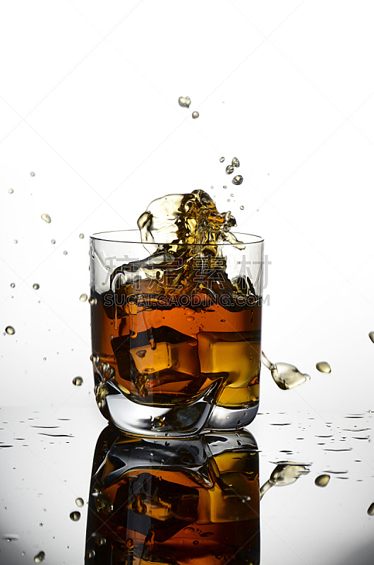 威士忌,玻璃杯,冰块,垂直画幅,科涅克,空杯子,无人,含酒精饮料,饮料,特写