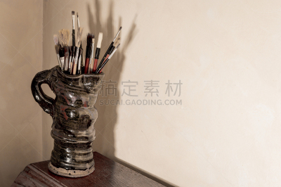 画笔,陶瓷工艺品,水壶,艺术家,低饱和度,留白,褐色,寒冷,水平画幅,仿旧磨损的效果