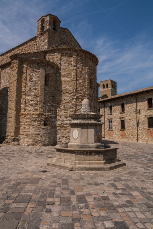 La Pieve di Santa Maria Assunta, è una piccola chiesetta che si affaccia sulla piazza principale del borgo ed è posgta praticamente affianco alla cattedraleLa Pieve di Santa Maria Assunta, è una piccola chiesetta che si affaccia sulla piazza principale de