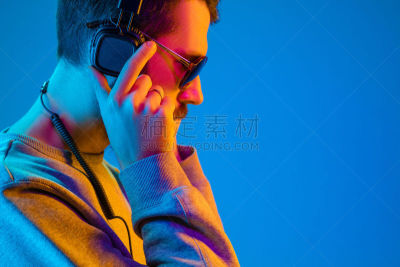 音乐,仅男人,肖像,技术,仅一个男人,从容态度,复古风格,现代,舞蹈,欢乐