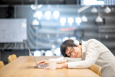 小睡,家庭作业,青年人,书,图书馆,大学生,提举,高中学校建筑,教科书,筋疲力尽