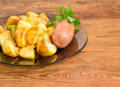 特写,patatas bravas,玻璃,盘子,餐具,水平画幅,莳萝,精制土豆,维也纳香肠,薯条