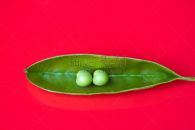 一模一样,红色背景,两个物体,活力,豌豆荚,概念和主题,豌豆,水平画幅,绿色,无人