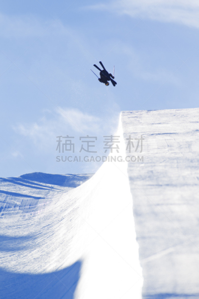 半管,滑雪运动,后滚翻,垂直画幅,天空,留白,遮住脸,雪,半空中,滑雪坡