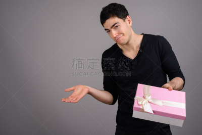 青年人,影棚拍摄,灰色背景,男人,男性美,三节长套筒,不确定,高举手臂,灵感,半身像