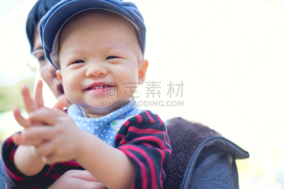 婴儿口水兜,男婴,户外,幸福,毛衣,帽子,幼儿,父亲,鼓掌,微笑