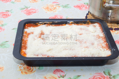 烤宽面条,女人,抽陀螺,餐具,水平画幅,素食,配方,玻璃,膳食,奶酪