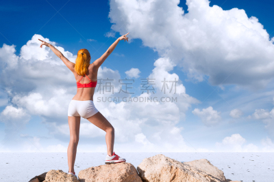 青年女人,沙漠,高视角,动物的顶撞行为,单车裤,烟蒂,染红的头发,抽陀螺,动物背脊,天空