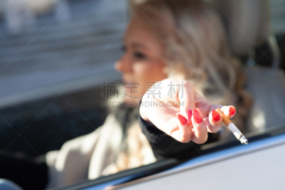汽车,青年女人,金色头发,成年的,青年人,指甲,司机,人,女性