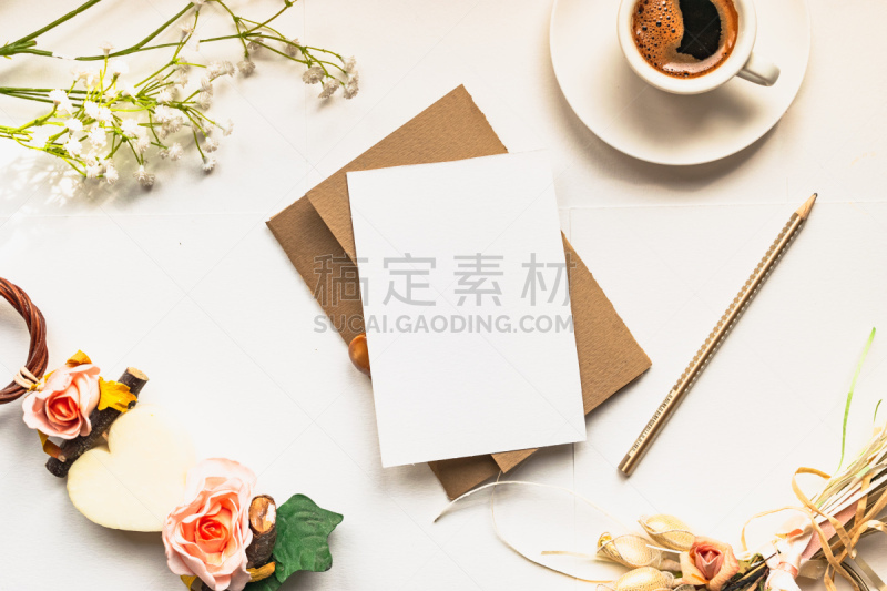 正下方视角,乡村风格,透过窗户往外看,轻蔑的,白色,动物心脏,花,构图,摄影