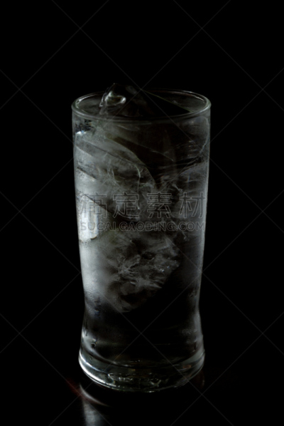玻璃杯,冰,饮用水,垂直画幅,无人,湿,背景分离,饮料,特写,黑色