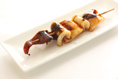 串肉签,日本食品,鱿鱼,餐具,格子烤肉,留白,水平画幅,无人,不健康食物,海产