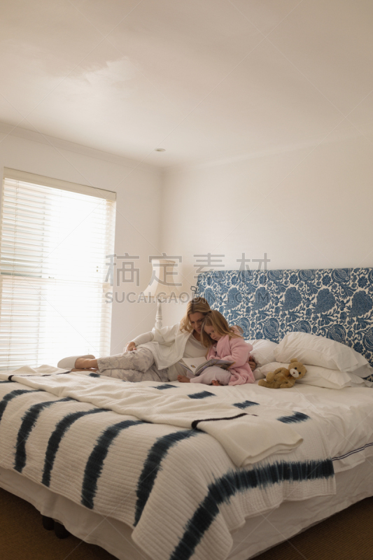 女儿,母亲,卧室,图画书,就寝时间,家庭,舒服,40到44岁,现代,床上用品