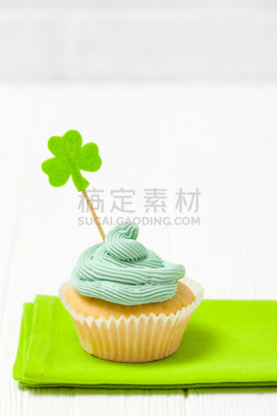 垂直画幅,贺卡,留白,毛毡制品,纸杯蛋糕,叶子,绿色,手艺,三叶草,白色背景