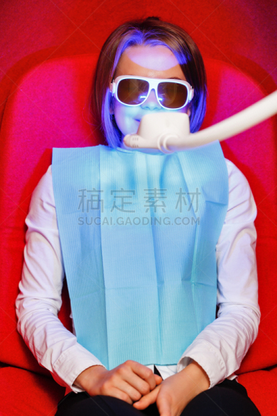 人的牙齿,五金商店,美容院,润肤露,垂直画幅,半身像,牙医,健康,灯,白人