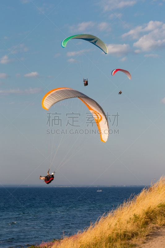 高崖跳伞,降落伞运动,垂直画幅,天空,风,夏天,户外,草,男性,自由