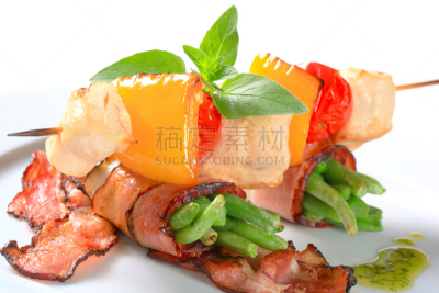 熏猪肉,鸡肉,串肉签,青豆,有包装的,红花菜豆,烤辣椒,黄色灯笼椒,餐具,格子烤肉