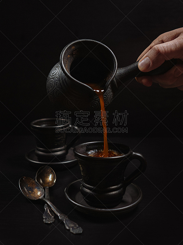 杯,男人,咖啡,举起手,粘土,黑色,垂直画幅,烤咖啡豆,褐色,乡村风格