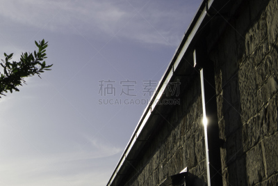 排水沟,长屋,家用建筑,低矮平房,丛林索道,房顶排雨沟,屋檐,石墙,水平画幅,墙