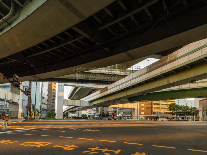 高架铁路铁轨,天空,水平画幅,阪神高速公路,主干路,无人,大阪市,户外,都市风景,多车道公路