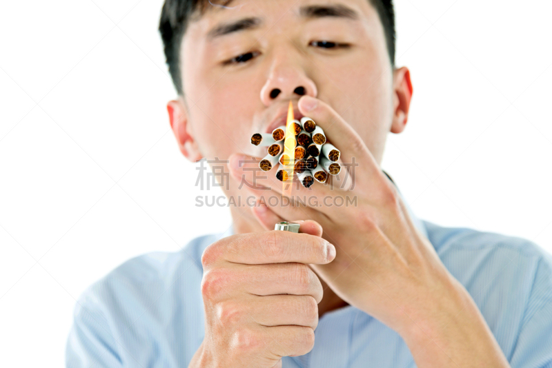 吸烟问题,人的嘴,打火机,男性,仅男人,仅成年人,香烟,青年人,白色,人的脸部