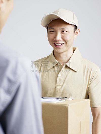 递送人员,顾客,挨家挨户推销的人,一夜邮寄,邮政工作人员,服务业职位,垂直画幅,东亚,电子商务,制服