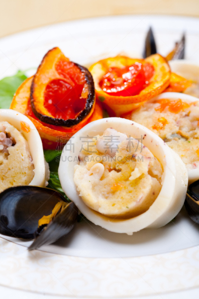 格子烤肉,盘子,鱿鱼,垂直画幅,饮食,无人,海产,柠檬,高级西餐,晚餐